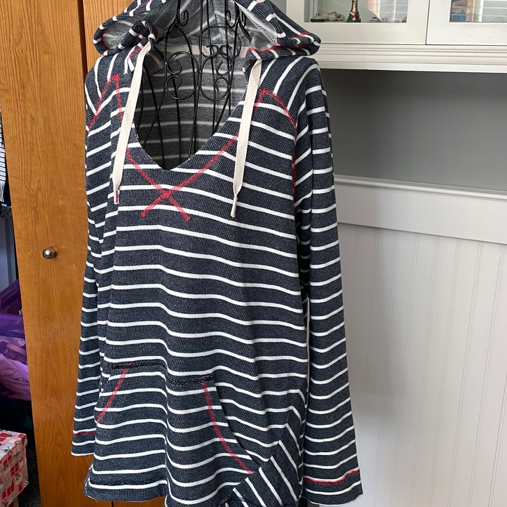 Great hooded sweatshirt with front pocket
